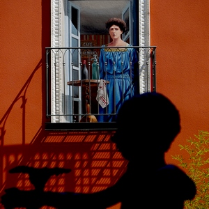 Trompe l'oeil sur un mur orange et ombres derrière une statue à contre-jour - France  - collection de photos clin d'oeil, catégorie clindoeil